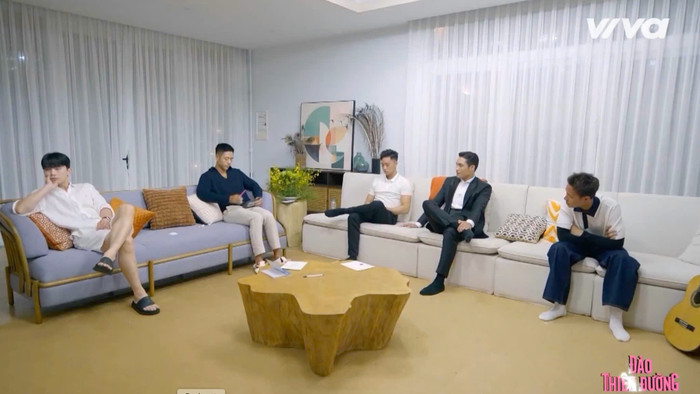 Dàn người chơi nghiêm túc khi đưa ra lựa chọn.