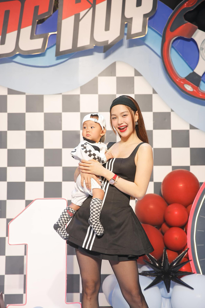 Minh Hằng vui vẻ chụp hình với con trai. Ảnh: FBNV