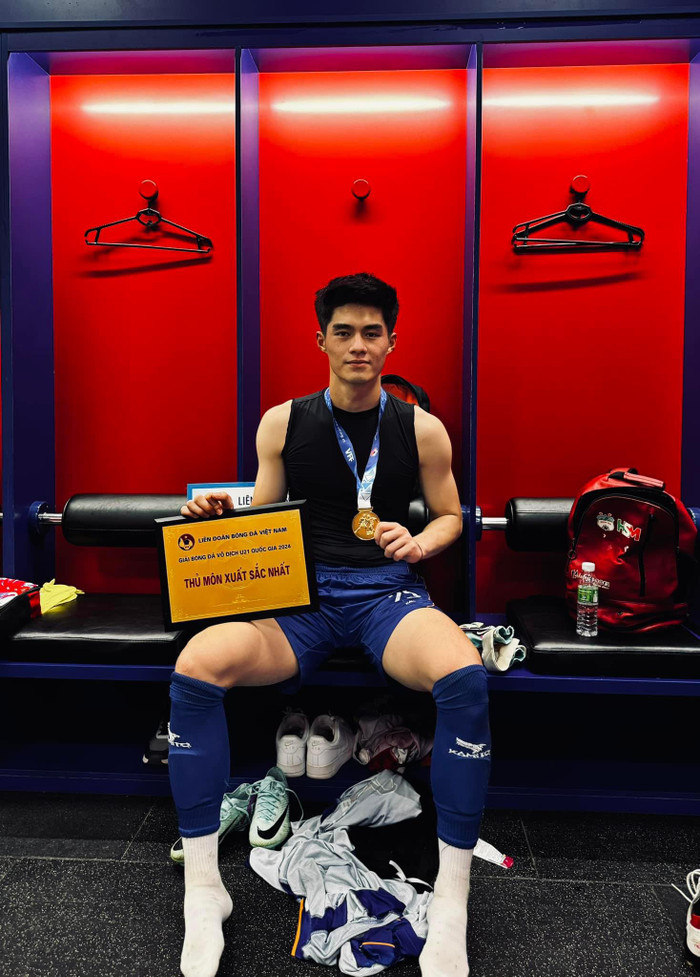 Thủ môn trẻ Trần Trung Kiên cao 1m90 sẽ giúp HAGL quên thủ môn Bùi Tiến Dũng? Ảnh: FBNV