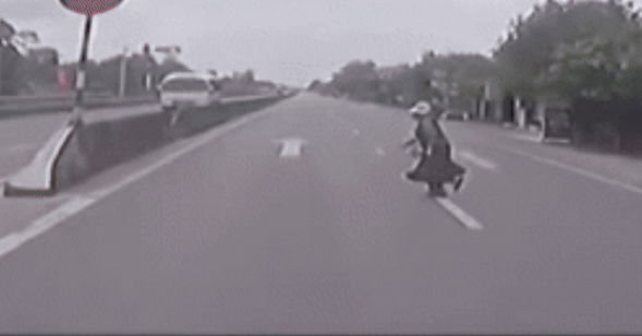 Tình huống diễn ra quá đột ngột khiến tài xế không kịp phản ứng dẫn đến cú va chạm trực diện với người phụ nữ. Ảnh cắt từ clip.