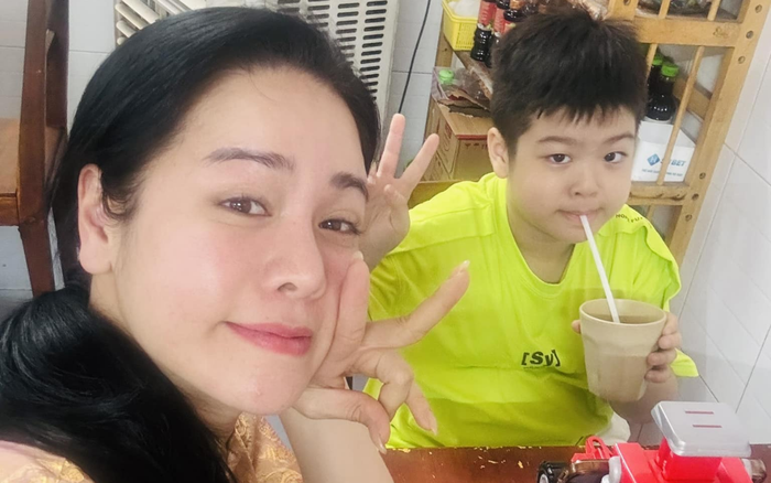 Nhật Kim Anh cho quý tử ăn chay. Ảnh: FBNV