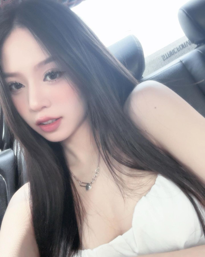 Hoa hậu Thanh Thủy đẹp ngẩn ngơ trong hình ảnh mới. Cô ghi điểm với nước da trắng ngần, không chút khuyết điểm. Không những vậy, Hoa hậu Thanh Thủy còn 'bắt trend' trang điểm douyin tôn lên gương mặt mềm mại, thanh toát. Sau khi can thiệp 'dao kéo' phần mũi và nâng ngực, đương kim Hoa hậu Việt Nam 'lột xác' đáng kể. Với giao diện hiện tại, Hoa hậu Thanh Thủy được kỳ vọng sẽ làm nên chuyện tại Miss International 2024.