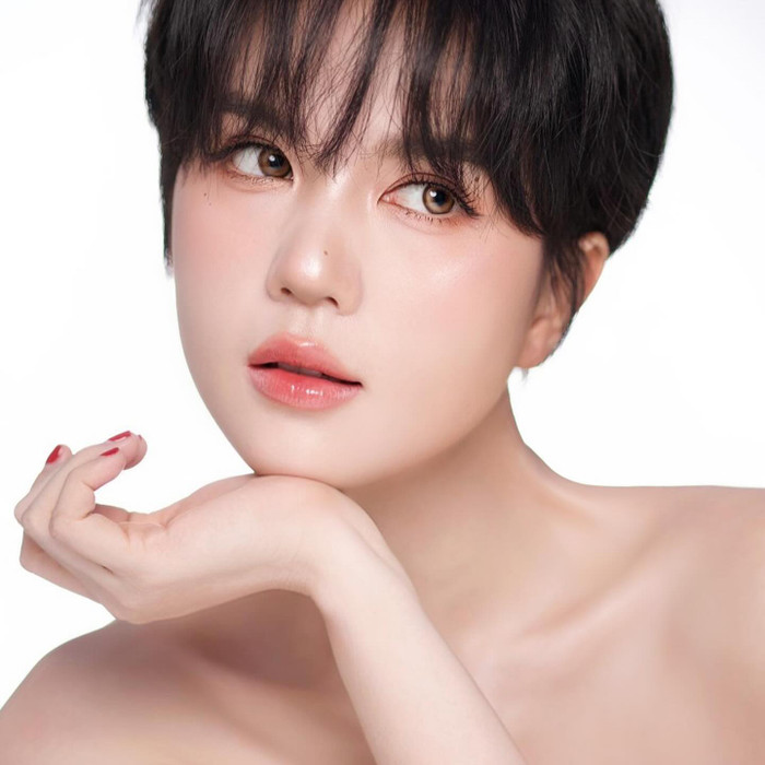 Ngọc Trinh khoe bộ ảnh chụp beauty, zoom cận gương mặt sau lần 'xuống tóc', để kiểu tém sát gương mặt gây chú ý. Giao diện của người đẹp Trà Vinh được đánh giá giúp cô trẻ trung, rạng rỡ hơn hẳn. Ngọc Trinh còn ghi điểm với làn da mịn màng, không khuyết điểm cùng gương mặt với đường nét mềm mại, thanh toát. Như thường lệ, nữ người mẫu tiếp tục 'trưng dụng' phong cách trang điểm nhẹ nhàng, tập trung nhấn nhá phần mắt và đôi môi căng bóng.
