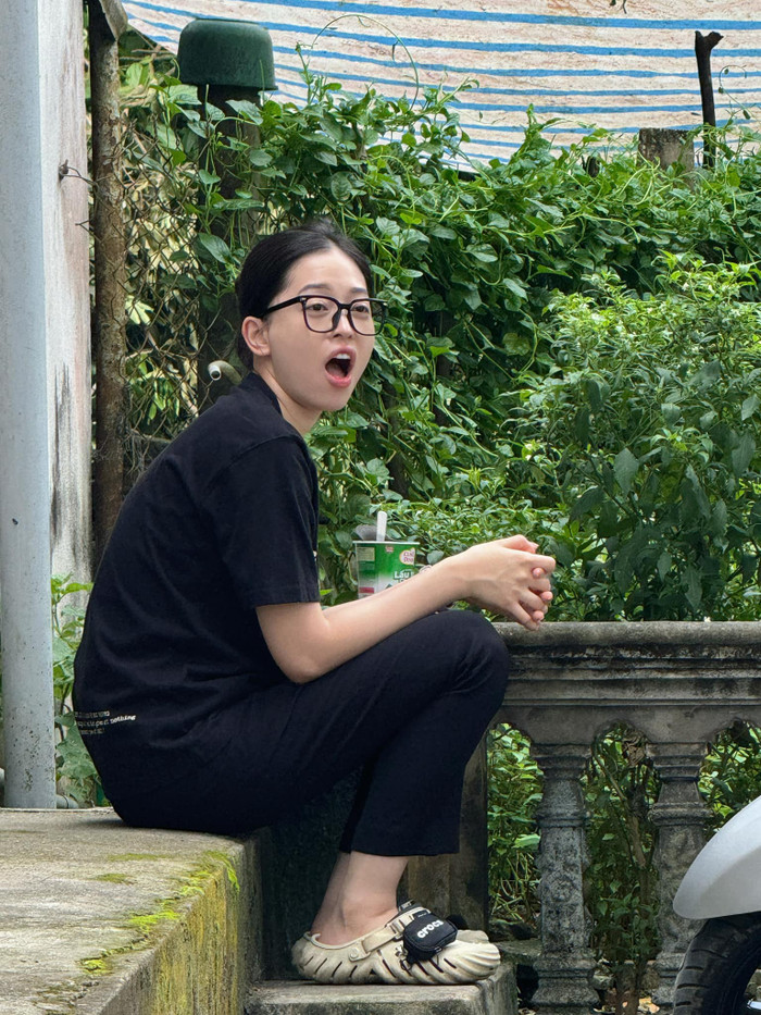 Á hậu Phương Nga bị lộ mặt mộc. Rời xa lớp son phấn, nàng hậu vẫn giữ được làn da mịn màng, trắng sáng và đều màu. Không những vậy, Á hậu Phương Nga còn chẳng có chút vết nhăn nheo hay thâm mụn. Điểm trừ duy nhất của cô chính là đôi mắt mớ ngủ cùng phần bọng mắt sưng phồng.