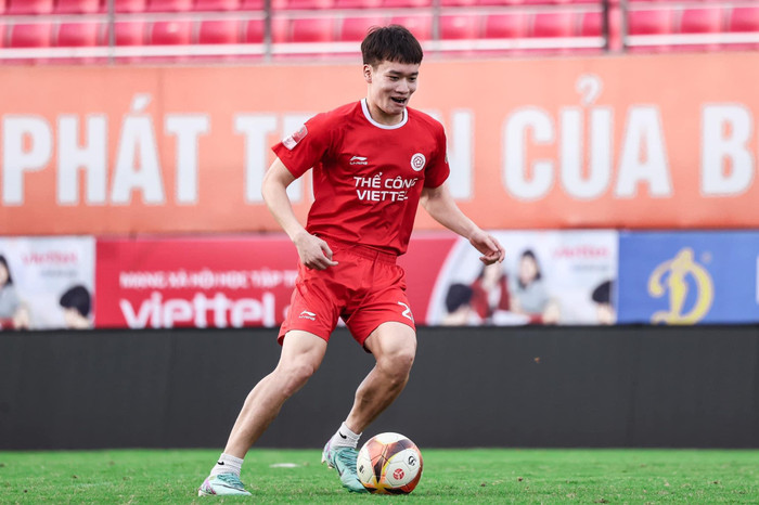 Một loạt tin đồn xuất hiện là tiền vệ Hoàng Đức đến HAGL của bầu Đức. Nhưng sự thật là Hoàng Đức không về HAGL. Ảnh: CLB Viettel