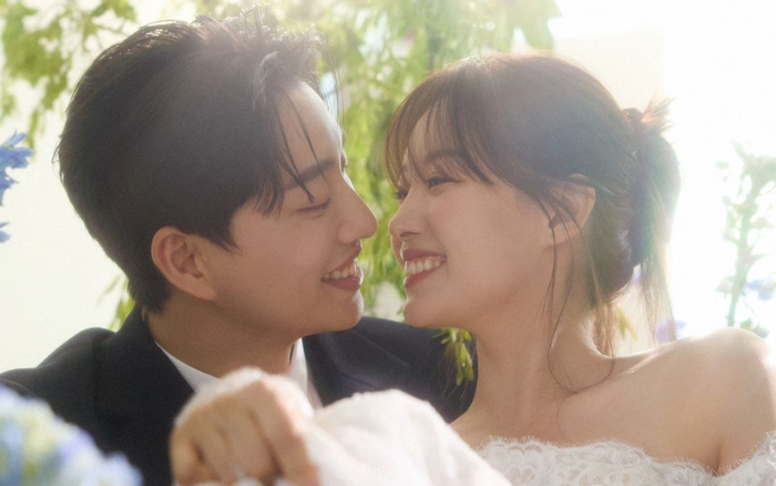 Nữ ca sĩ cười hạnh phúc khi trao ánh mắt tình tứ với chồng. Ảnh: Instagram @we_park