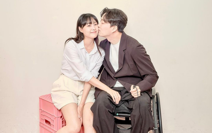 Trước đó nữ ca sĩ và chồng sắp cưới đã công khai chuyện tình cảm bằng bộ ảnh đầy ngọt ngào. Ảnh: Instagram bimil_jieun