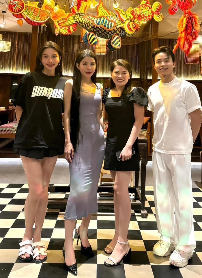 Hằng Du Mục chia sẻ khoảnh khắc chụp chung với Hoa hậu Thuỳ Tiên.