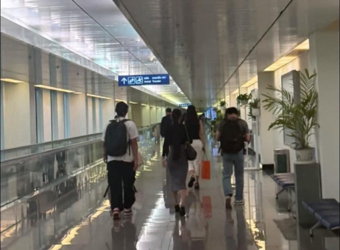 Hình ảnh Hằng Du Mục và 2 con riêng của chồng cũ ở sân bay chuẩn bị về Việt Nam.