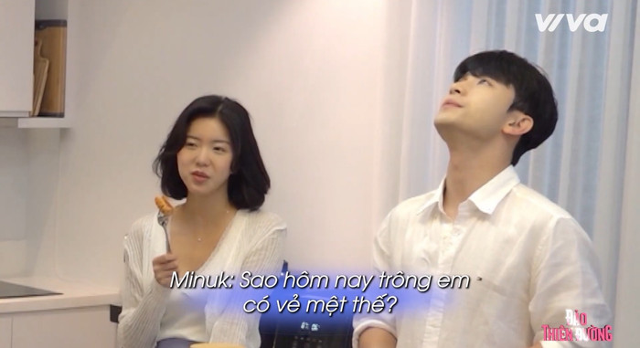 Minuk và Lee Hooyeon trò chuyện ở nhà chung. 