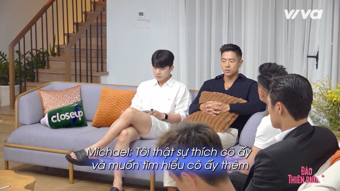Michael Trương thuyết phục các chàng trai bỏ phiếu cho Yuna Vũ ở lại chương trình.