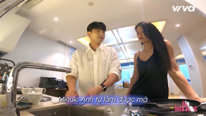 Khoảnh khắc Minuk và Khánh Linh ở nhà chung. 