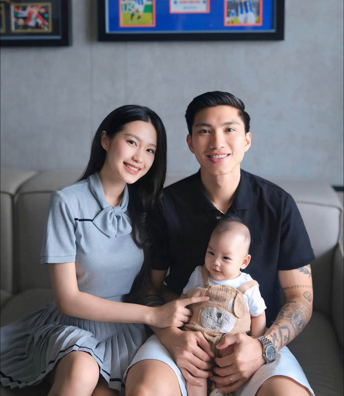 Bên dưới bài viết, nhiều bạn bè để lại lời khen ngợi cho sự đáng yêu, viên mãn của gia đình Đoàn Văn Hậu. 'Rồng con' được mẹ chuẩn bị trang phục giản dị với chiếc yếm màu nâu hình mặt cún vô cùng đáng yêu. 