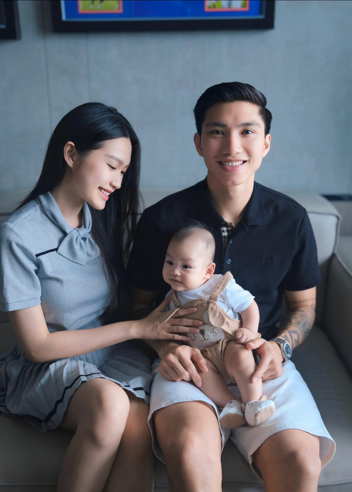 Được biết, Doãn Hải My có mong muốn sẽ cho con con học tiếng Anh từ nhỏ. Cô chia sẻ: 'Mong muốn của My là có ạ. Theo như My tìm hiểu, thì việc dạy ngôn ngữ khác cho con từ nhỏ sẽ là thời điểm vàng để con tiếp thu được nhanh và tốt nhất'.