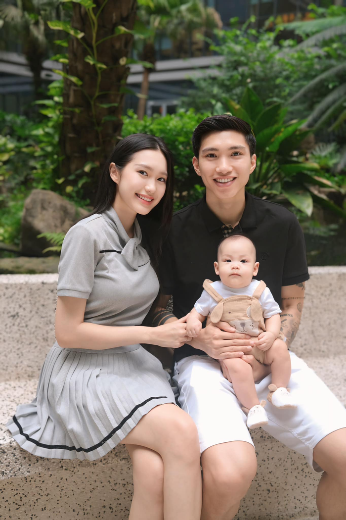 Theo bà xã Đoàn Văn Hậu, bé Lúa (biệt danh của con nam cầu thủ - PV) không kén ăn. Nếu có, cô cũng sẽ để cho bé được thoải mái, không ép uổng khiến con cảm thấy khó chịu. Người đẹp nói thời kỳ biếng ăn của trẻ sẽ sớm qua nhanh, phụ thuộc vào tính cách và tâm lý của bé. 