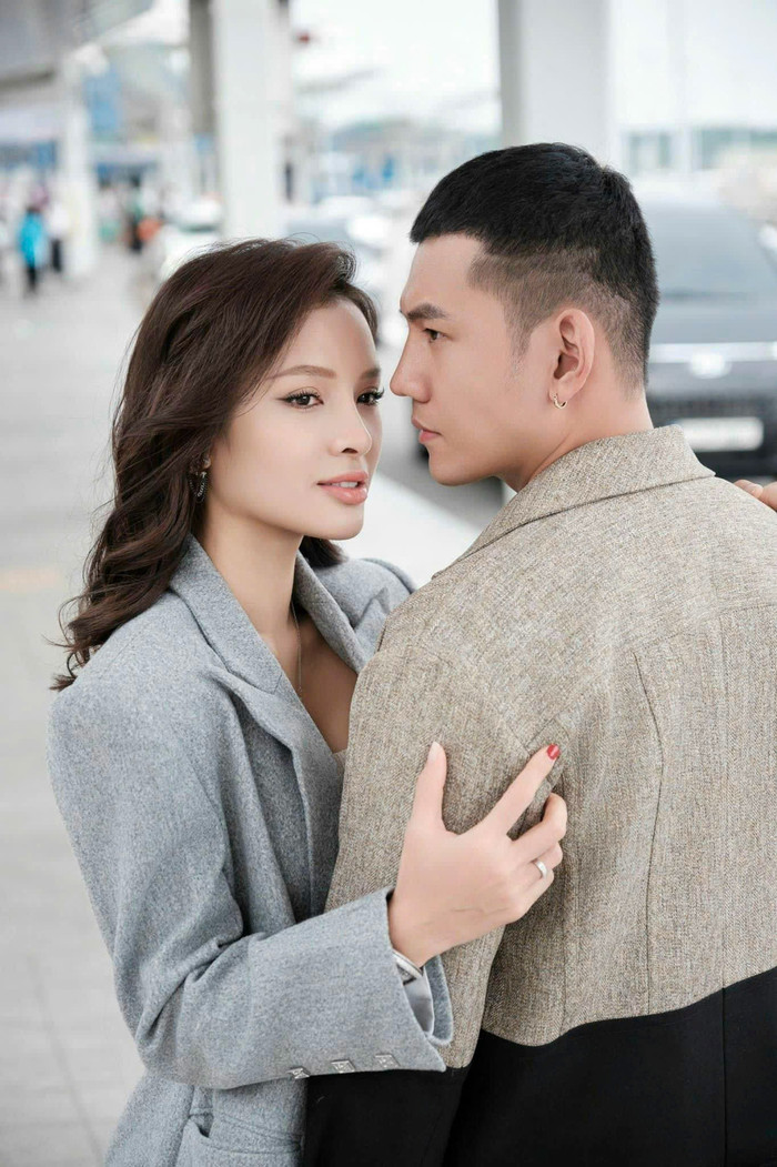 Lý Bình cưng bà xã như trứng mỏng.