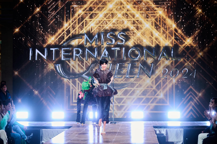 Hình ảnh Tường San trình diễn trang phục “Mục đồng mơ trưa” tại sân khấu Miss International Queen 2024. 