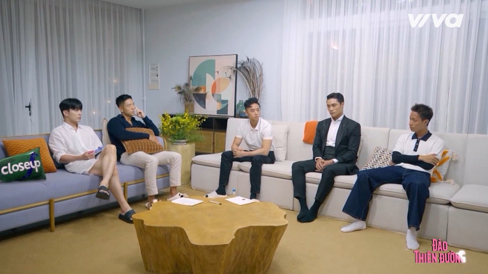 Dàn người chơi nam căng thẳng, đắn đo trước khi đưa ra quyết định giữ ai, loại ai.