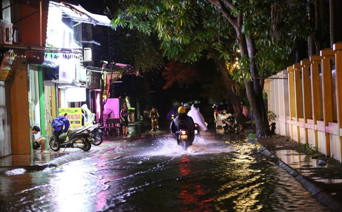 Theo Trung tâm Dự báo Khí tượng Thủy văn Quốc gia, ngày mai 25/8/2024, thời tiết khu vực Hà Nội nhiều mây, có mưa, đêm và sáng mưa vừa, có nơi mưa rất to.