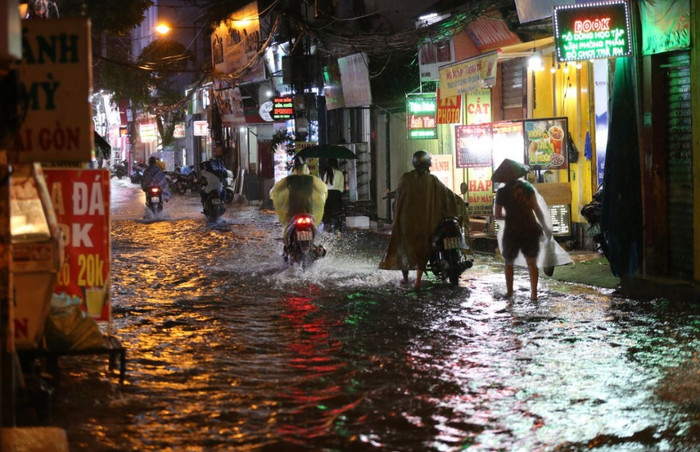 Các phương tiện di chuyển khó khăn, một số xe máy bị chết máy phải dắt bộ.