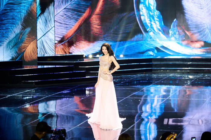 Chia sẻ về lý do lựa chọn trang phục lần này, Nguyễn Tường San cho biết: “Đây là một trong 3 màu cờ của cộng đồng - màu hồng, xanh và trắng. Khi mà nhận được sự góp ý của mọi người, của các anh chị thì San đã quyết định chọn màu hồng cho đêm chung kết để tôn lên vẻ nhẹ nhàng, đằm thắm của mình”.
