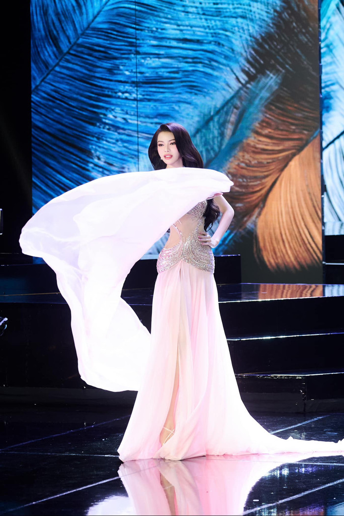 Tại sân khấu trình diễn trang phục dạ hội, Tường San thu hút ánh nhìn với mẫu váy nhuộm tông hồng ngọt ngào. Những bước đi chắc cùng cú xoay váy ấn tượng của cô được thu trọn vẹn qua ống kính hiện trường. Được biết, thiết kế evening gown được lên ý tưởng từ cánh hoa anh đào bay bổng. Theo chia sẻ từ nhà mốt Đỗ Long, người bạn đồng hành cùng đại diện Việt Nam trong đêm chung kết Miss International Queen tượng trưng cho sức sống mãnh liệt, sự khiêm nhường nhưng không kém phần tinh tế.  