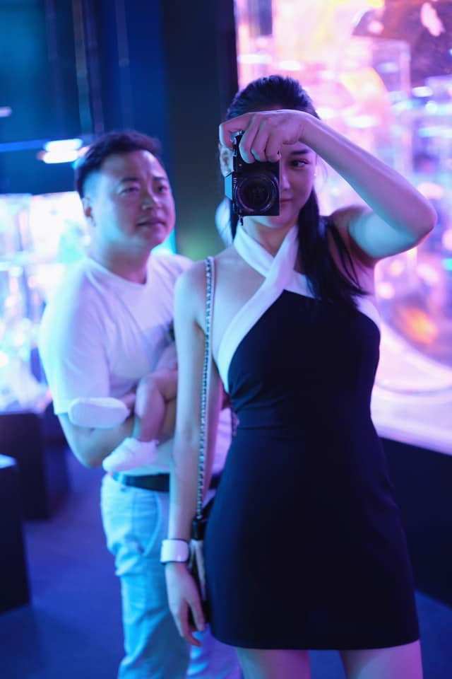 Shark Bình bế con chụp 'ké' Phương Oanh sau sự cố bị bong gân.