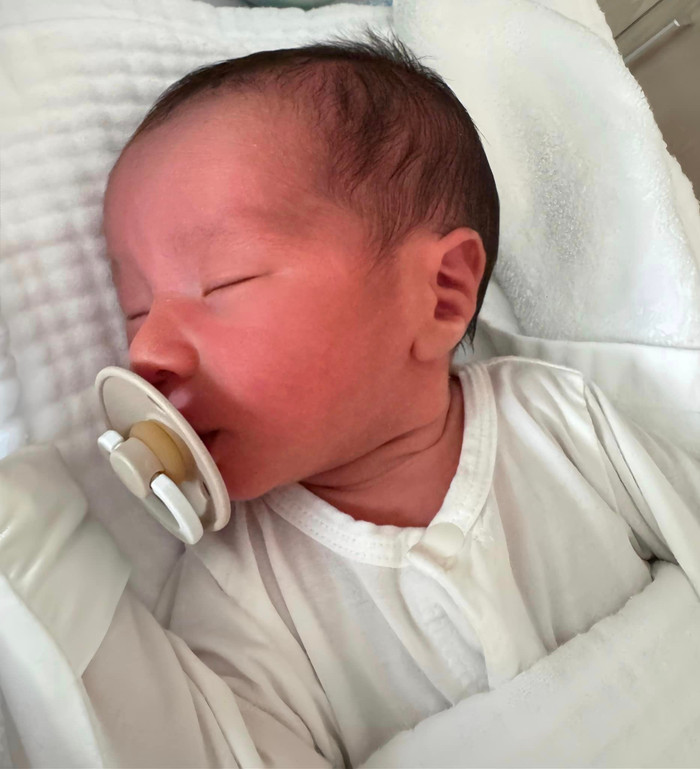 Nữ diễn viên chia sẻ hình ảnh con trai lúc 2 ngày tuổi, dáng tai 'lạ' giống mẹ.