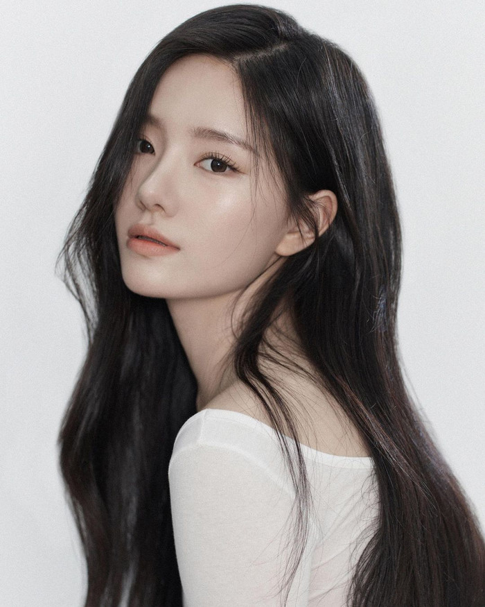 Lee Rayeon - idol Hàn Quốc trở thành tâm điểm khi là mảnh ghép trong dàn mỹ nhân của show hẹn hò đình đám Đảo Thiên Đường. Tập 7 vừa phát sóng, cô tiếp tục trở gây chú ý với màn ghen vì Michael Trương. Cô cảm thấy khó chịu khi thấy nam người mẫu quan tâm Yuna Vũ tại hồ bơi.