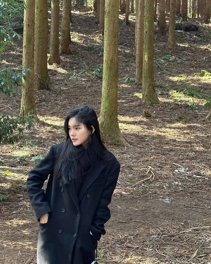 Thời trang mùa đông của Lee Rayeon thường xoay quanh những thiết kế váy áo mang chất liệu dày dặn, mang khả năng giữ ấm tốt. Không những vậy, cô còn kết hợp với một số món phụ kiện quen thuộc như khăn quàng cổ, bao tay, túi xách...