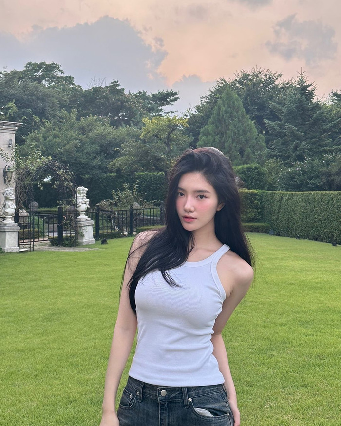 Lee Rayeon ưa chuộng những thiết kế đơn giản nhưng tôn lên vóc dáng. Trong một lần dạo chơi, cô kết hợp giữa mẫu báo ba lỗ ôm sát cùng quần jeans thùng thình. Outfit này giúp Lee Rayeon tôn lên vóc dáng chuẩn chỉnh, khoe khéo vòng eo nhỏ xíu, thon gọn.