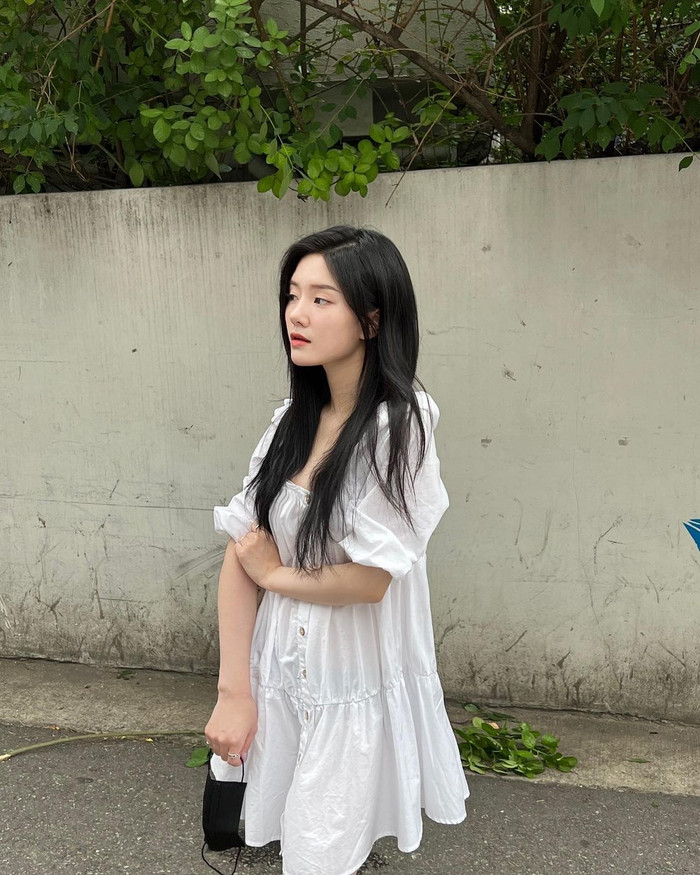 Thi thoảng, Lee Rayeon cũng hoá thân thành nàng thơ. Mỹ nhân Đảo Thiên Đường khoác trên người mẫu váy xoè trắng, hoạ tiết bèo nhún đơn giản mang đến tinh thần nhẹ nhàng, ngọt ngào.