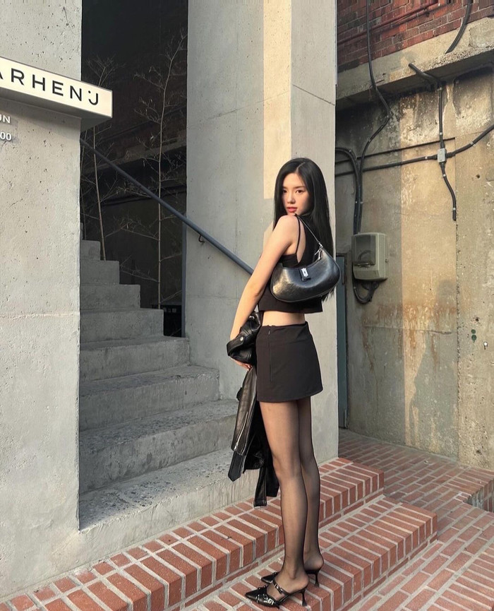 Hầu hết những trang phục của Lee Rayeon đều xoay quanh 3 mảng màu trung tính cơ bản gồm đen - trắng - xám. Tuy nhiên, 'hướng đi' này lại mang đến cho cô một màu sắc thời trang riêng biệt nhưng không kém phần cá tính. Đồng thời, việc lựa chọn những váy áo theo tông màu này còn tạo sự dễ dàng trong việc phối đồ và có thể truyền cảm hứng đến giới trẻ.