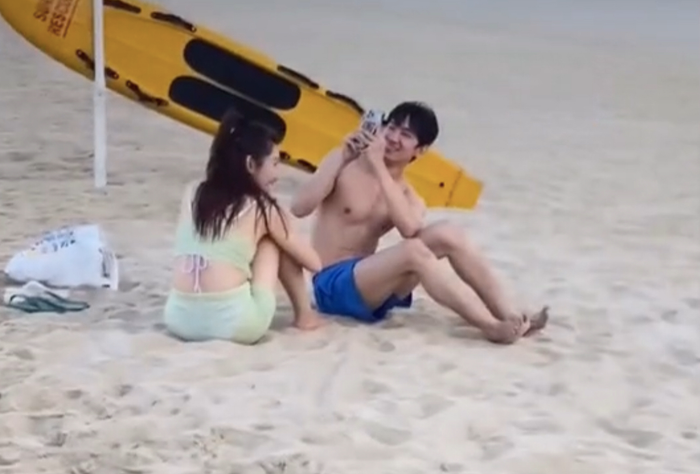 Khoảnh khắc thân mật của Thuý Ngân và Võ Cảnh được 'team qua đường' ghi lại. 