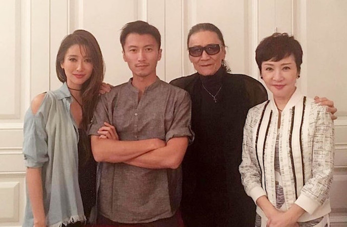 Mẹ của Tạ Đình Phong (ngoài cùng bên phải) có ảnh hưởng rất lớn đến anh.