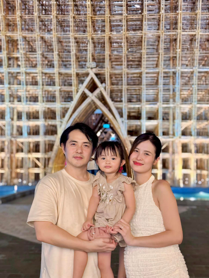 Hơn 1 thập kỉ từ khi yêu nhau đến lúc về chung nhà, mối tình như truyện cổ tích của Đông Nhi và Ông Cao Thắng khiến nhiều người không khỏi ngưỡng mộ.