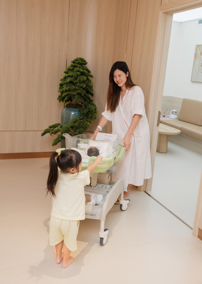 Bé Winnie, gần 4 tuổi, con gái đầu lòng của Đông Nhi - Ông Cao Thắng đã biết phụ giúp bố mẹ chăm em gái.