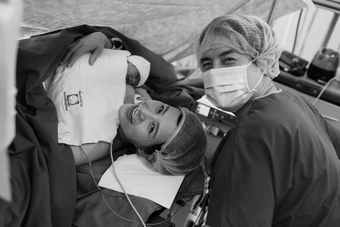 Xuyên suốt hành trình bầu bí đến lúc sinh nở, nữ ca sĩ luôn được chồng bên cạnh chăm sóc và động viên.