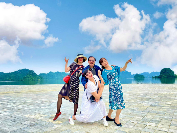 Có ông bà ngoại, bác ruột và mẹ vui tươi thế này, bảo sao 'Chải' (Long Vũ) không lầy cho được!