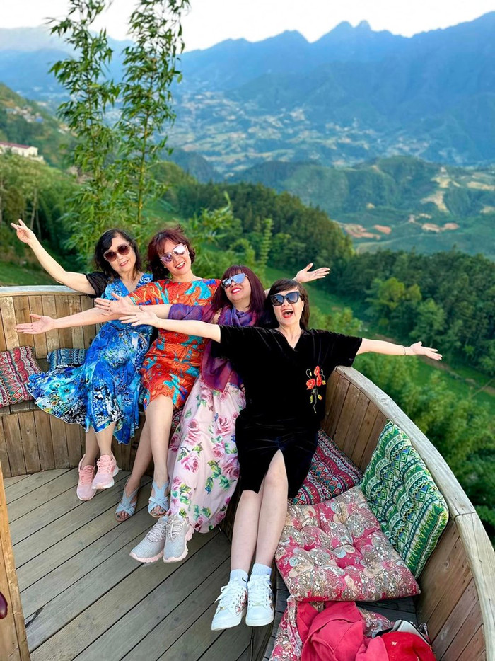 2 chị em vui vẻ trong những chuyến đi chơi cùng nhau.