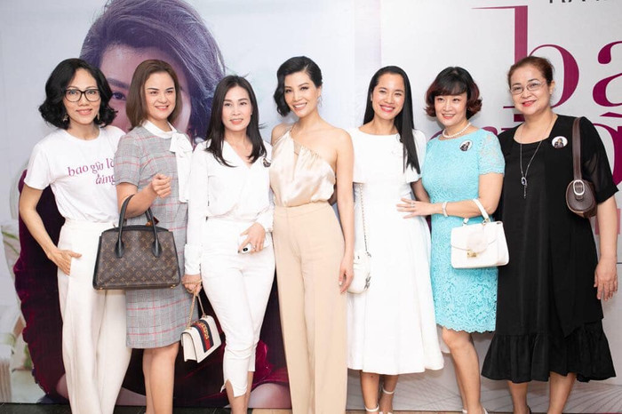 Vân Trang (váy xanh) góp mặt trong sự kiện cùng siêu mẫu Vũ Cẩm Nhung và bạn bè.