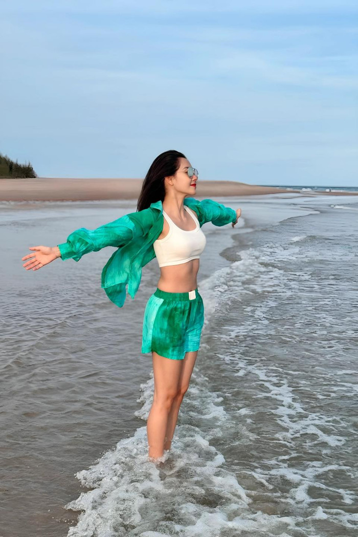 Diễn viên Tường Vi chăm chỉ khoe ảnh đời thường với gu thời trang nóng bỏng ở tuổi 35. 