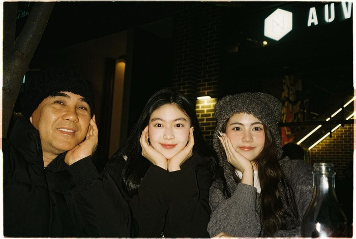 Hai cô con gái gia đình Quyền Linh - Dạ Thảo nhận được sự quý mến từ công chúng trong thời gian qua. Không chỉ được lòng bởi cách nói năng nhẹ nhàng, hành xử lễ phép, bộ đôi còn ghi điểm khi có gu ăn vận hợp thị hiếu.