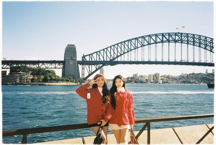 Bộ đôi yêu thích diện cho mình áo len cổ lọ tông trắng phối cùng chân váy phom ngắn. Hai kiểu áo dệt cardigan nhuộm ngập sắc đỏ bắt mắt trở thành mảnh ghép hoàn thiện tạo hình. Các phụ kiện như cài tóc, túi xách, tất chân hay giày cũng được Lọ Lem và Hạt Dẻ hướng đến tiêu chí ton sur ton với tổng thể.  