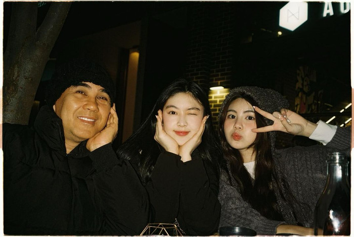 Nói về con gái, nam MC từng cho biết cả hai đã có ngày càng khác biệt sau giai đoạn thành niên. Quyền Linh chia sẻ: “Hai con gái yêu đã bắt đầu lớn rồi, mỗi em một phong cách”. Song, có những lúc, Lọ Lem và Hạt Dẻ lại đặc biệt ưu ái hình ảnh hai chị em đồng điệu xuống phố.