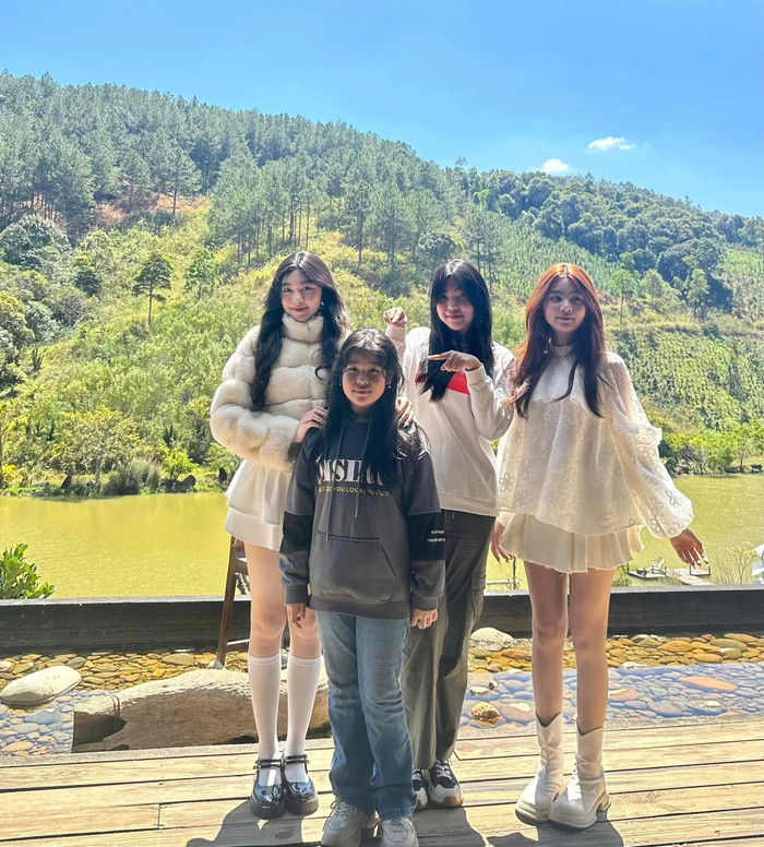 Có thể thấy, những mẫu váy xếp li đơn sắc đều nhận được sự yêu thích của con gái Quyền Linh. Không chỉ tôn lên nét nữ tính, thiết kế còn góp phần đánh bật lợi thế đôi chân thon dài của bộ đôi.  