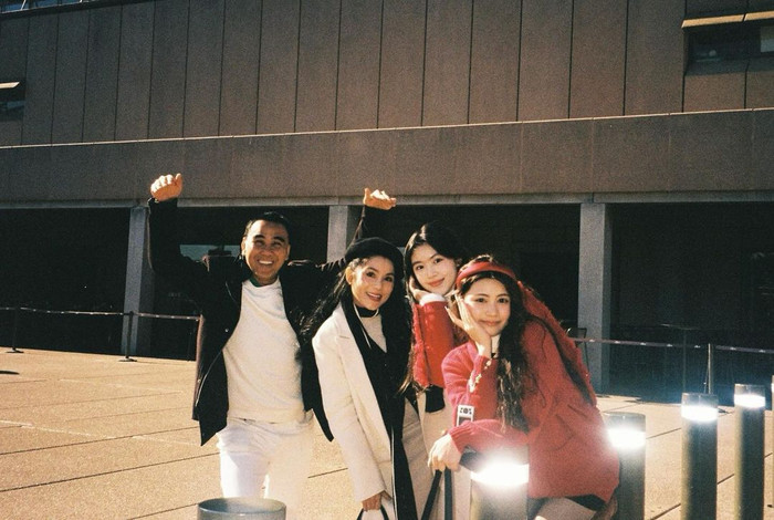 Từ lâu, gam đỏ và trắng được xem là cặp bài trùng trong cách phối váy áo. Tư duy thời trang của con gái Quyền Linh thể hiện rõ nét qua chùm ảnh thăm thú hai thành phố Sydney và Brisbane (Úc).  