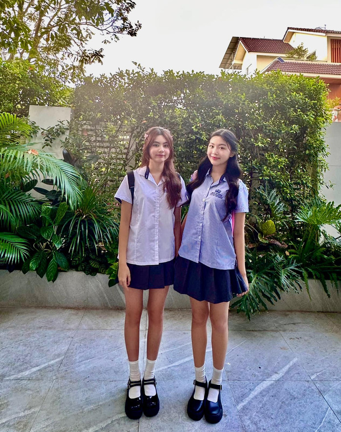 Tính đến thời điểm hiện tại, út nữ nhà Quyền Linh vừa bước sang tuổi trăng rằm còn chị cả đã tròn 18. So sánh hình ảnh ngày xưa và bây giờ, nhiều khán giả nhận xét hai chị em đã có giai đoạn dậy thì vô cùng thành công.