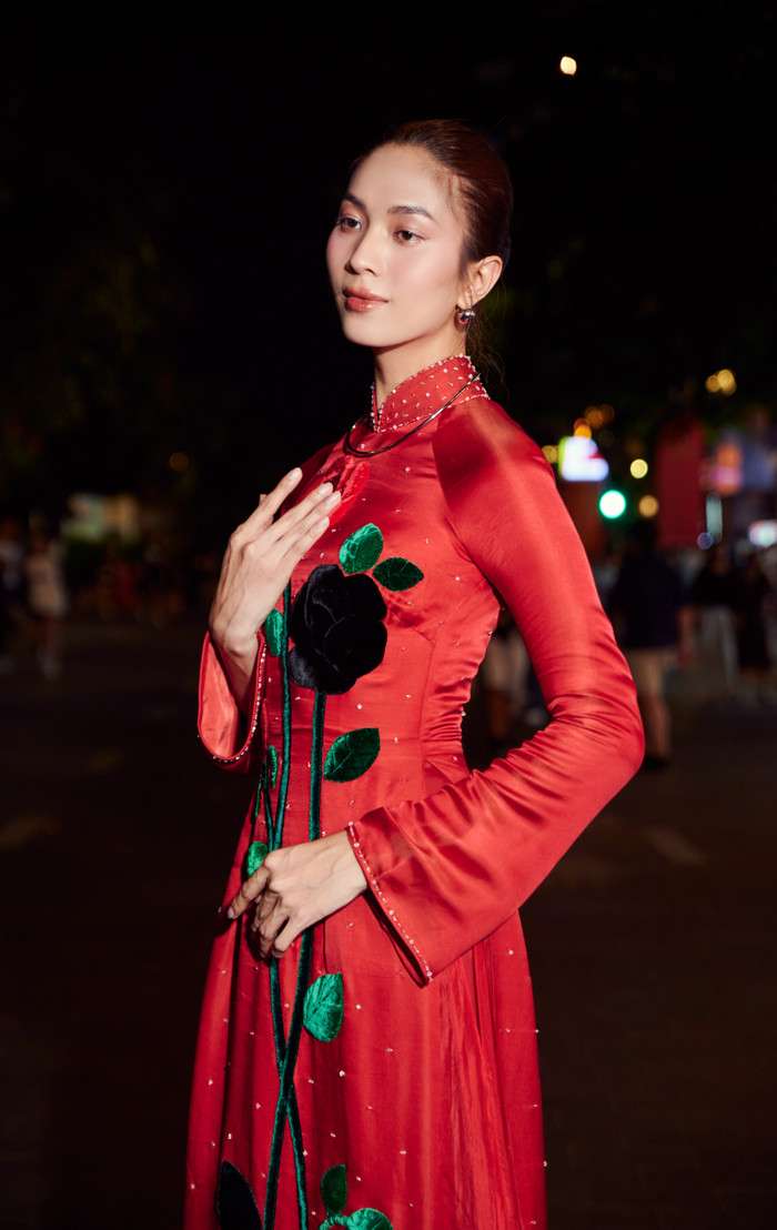 Chất liệu vải co giãn trắng óng ả được sử dụng trong bộ sưu tập không chỉ mang đến sự thoải mái cho người mặc mà còn tạo nên hiệu ứng long lanh, nhẹ nhàng tựa như những tia nắng ban mai chiếu rọi trên từng chiếc áo dài.