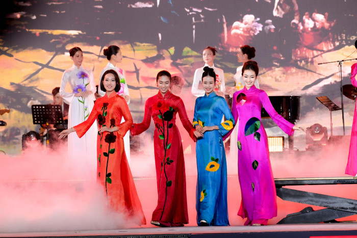 Mới đây, buổi Khai mạc chương trình “Những Ngày Hà Nội' diễn ra tại Phố Đi Bộ Nguyễn Huệ, TP.HCM được đông đảo người dân hưởng ứng, tạo nên không gian giao thoa văn hoá độc đáo và khó phai.